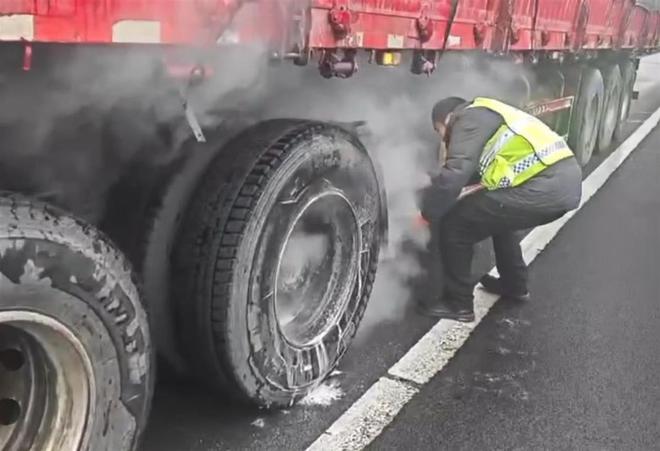 重型半挂车行驶途中起火湖北高速巡半岛游戏app检员紧急处置(图1)