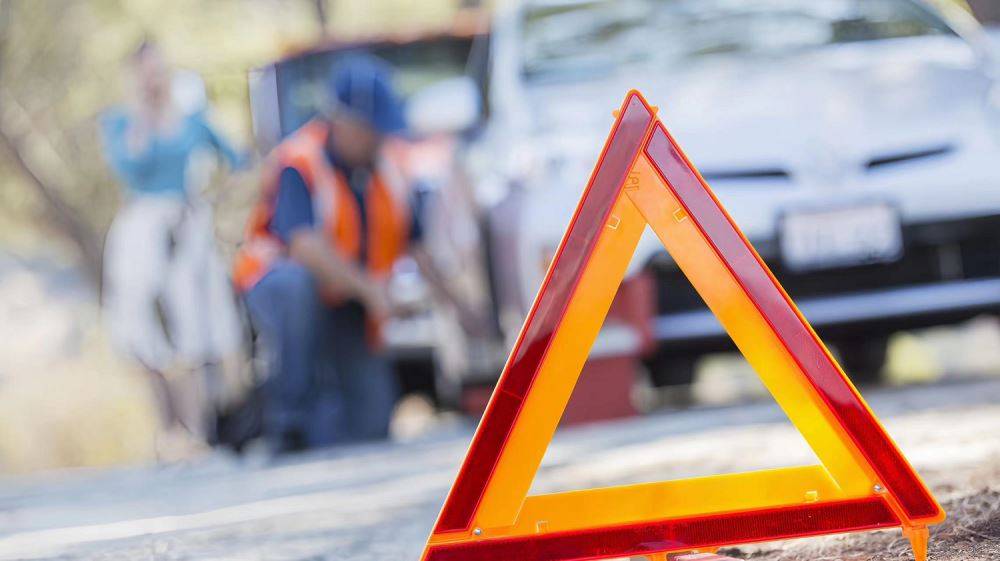 半岛游戏下载香港附近道路高速救援-汽车救援拖车脱困-搭电补胎换胎(图2)